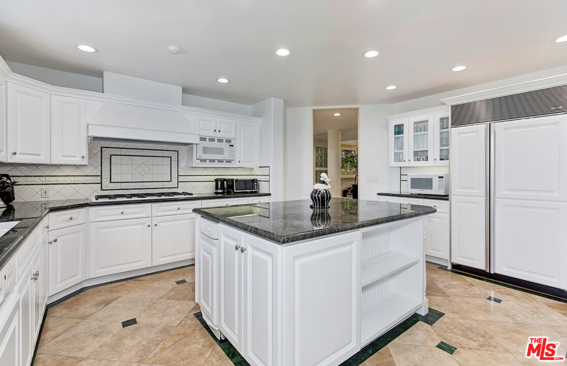 12607 Promontory Road Los Angeles, CA 90049 - Photo 13 of 44