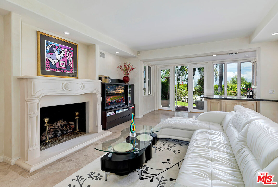 12607 Promontory Road Los Angeles, CA 90049 - Photo 15 of 44