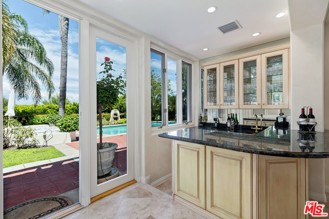 12607 Promontory Road Los Angeles, CA 90049 - Photo 17 of 44