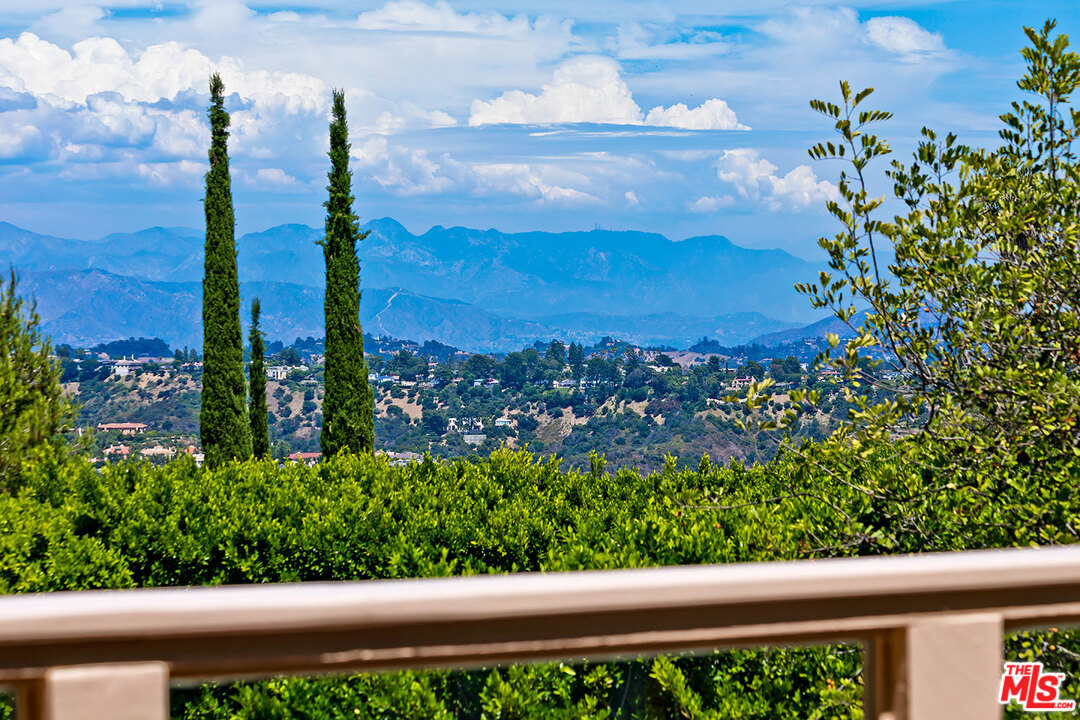 12607 Promontory Road Los Angeles, CA 90049 - Photo 25 of 44