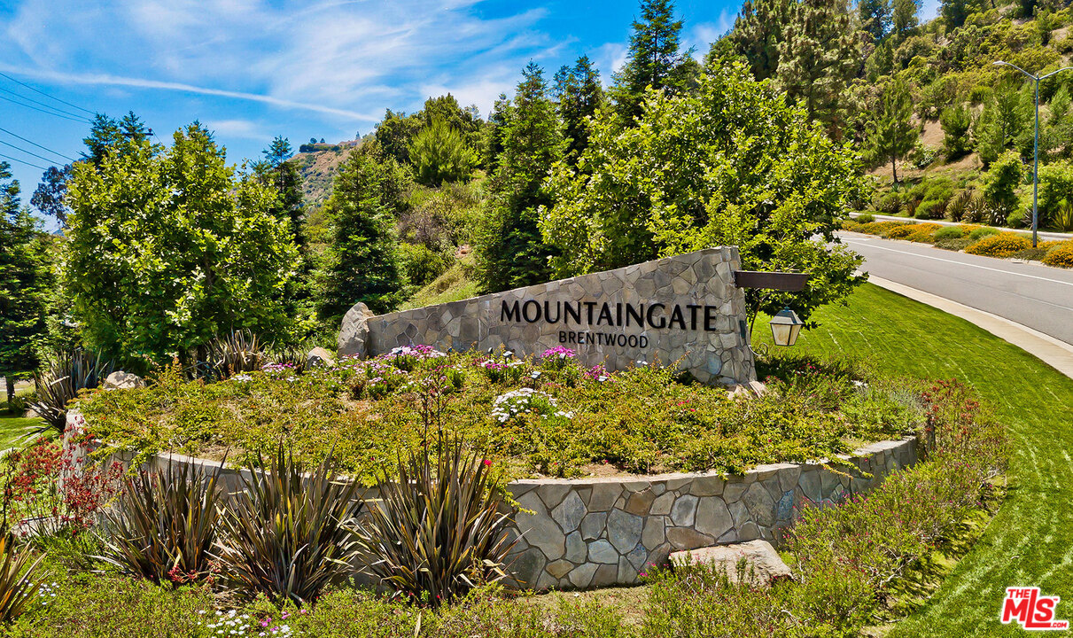 12607 Promontory Road Los Angeles, CA 90049 - Photo 32 of 44