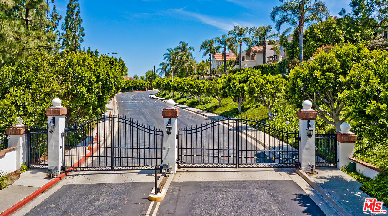 12607 Promontory Road Los Angeles, CA 90049 - Photo 40 of 44