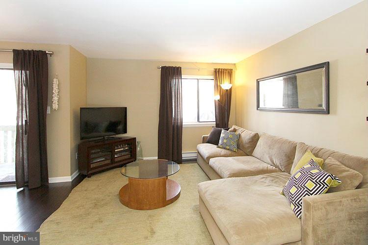 2174 Glencourse Lane Reston, VA 20191 - Photo 3 of 30 Living Room