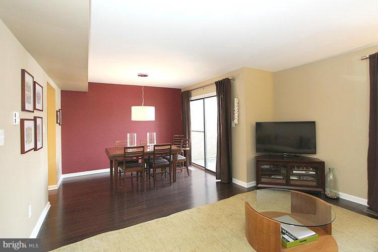 2174 Glencourse Lane Reston, VA 20191 - Photo 4 of 30 Living Room