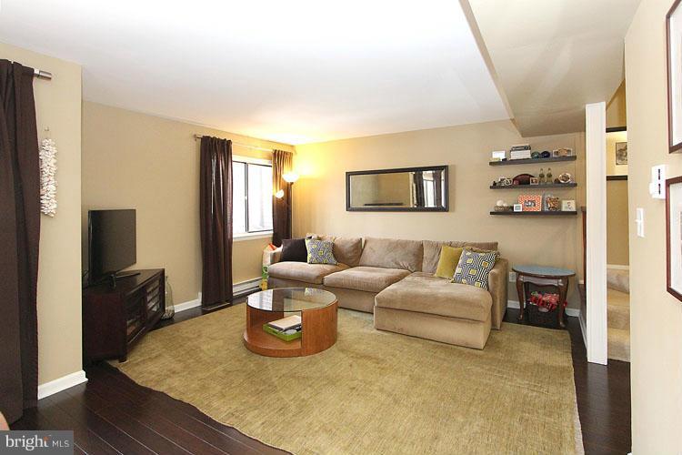 2174 Glencourse Lane Reston, VA 20191 - Photo 7 of 30 Living Room