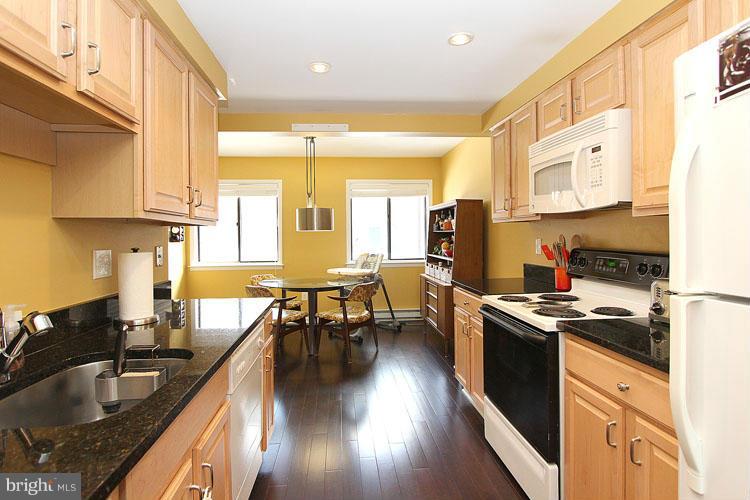 2174 Glencourse Lane Reston, VA 20191 - Photo 10 of 30 Kitchen