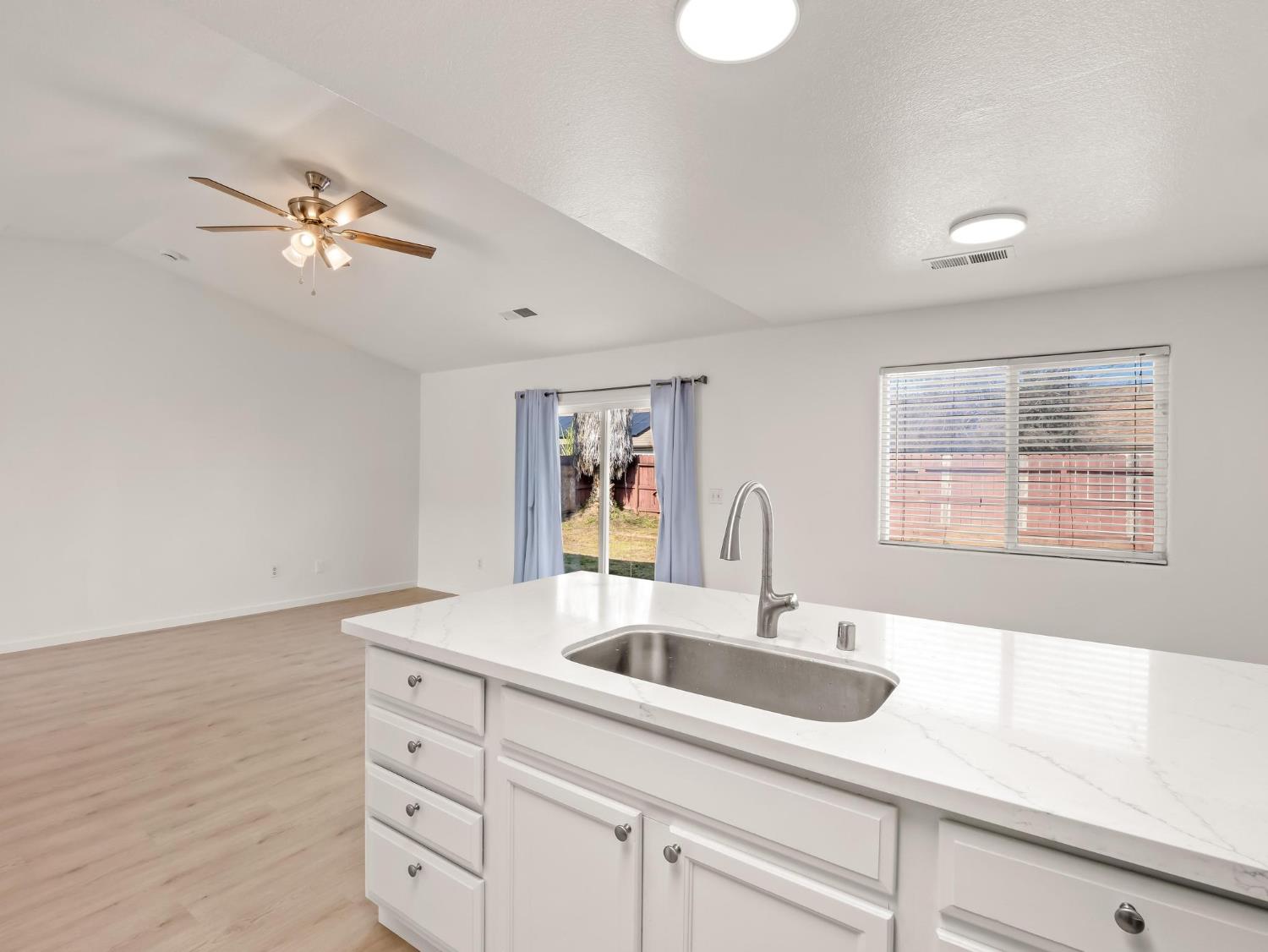 4068 West Weldon Avenue Fresno, CA 93722 - Photo 12 of 33