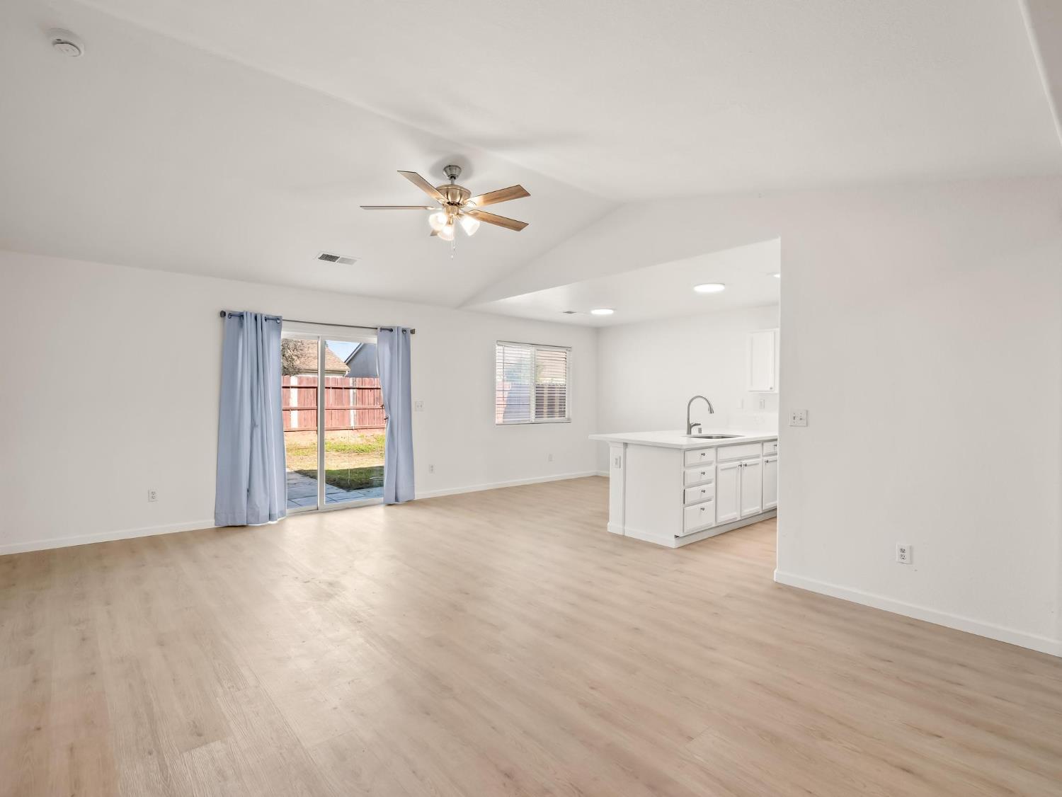 4068 West Weldon Avenue Fresno, CA 93722 - Photo 3 of 33