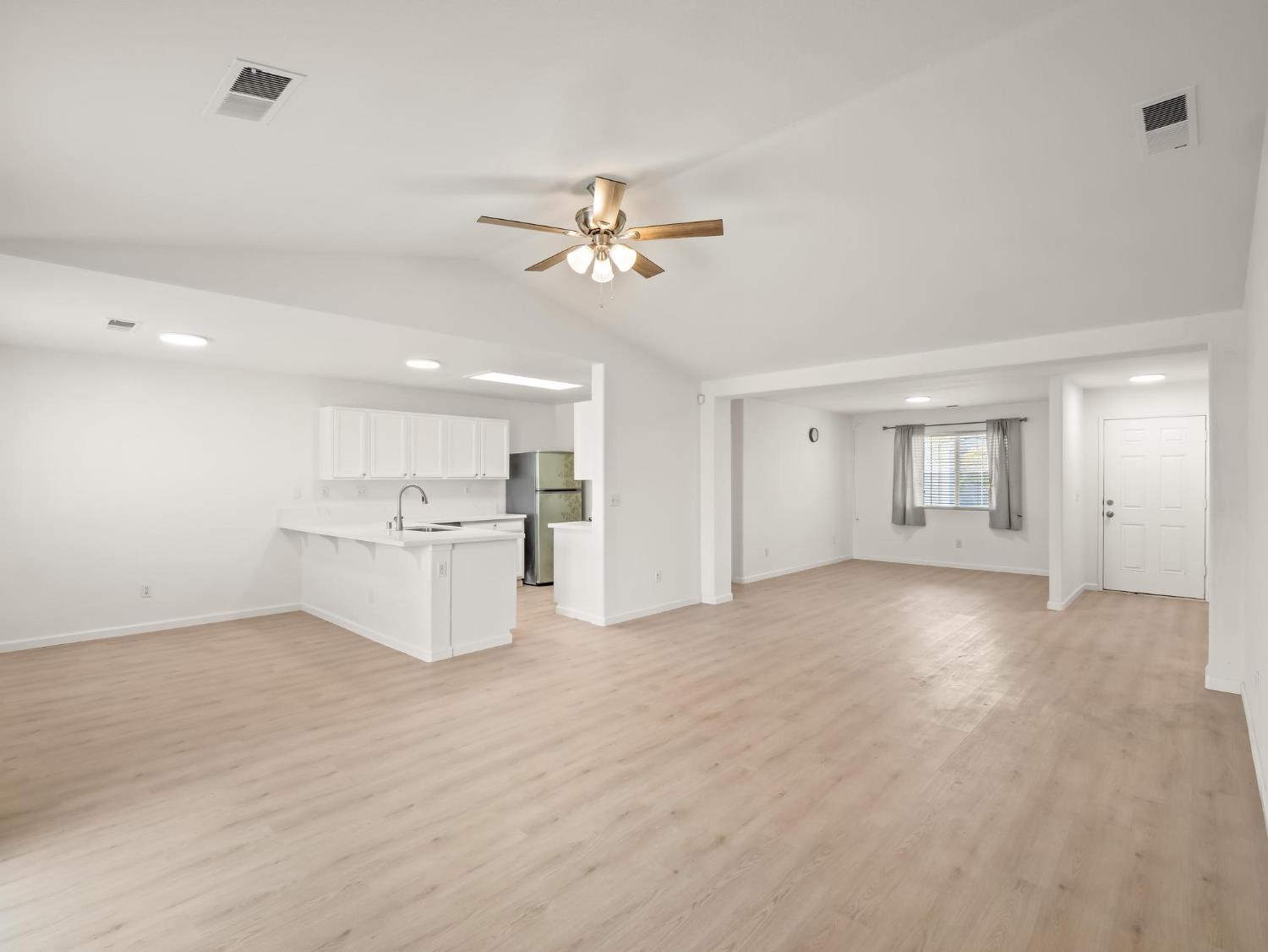 4068 West Weldon Avenue Fresno, CA 93722 - Photo 4 of 33