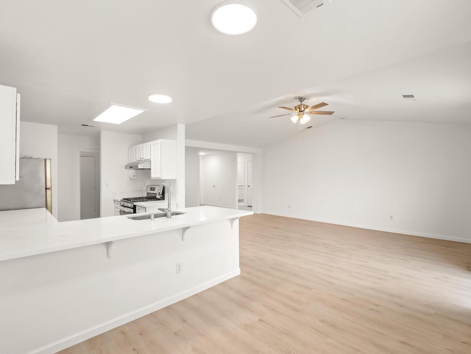 4068 West Weldon Avenue Fresno, CA 93722 - Photo 6 of 33