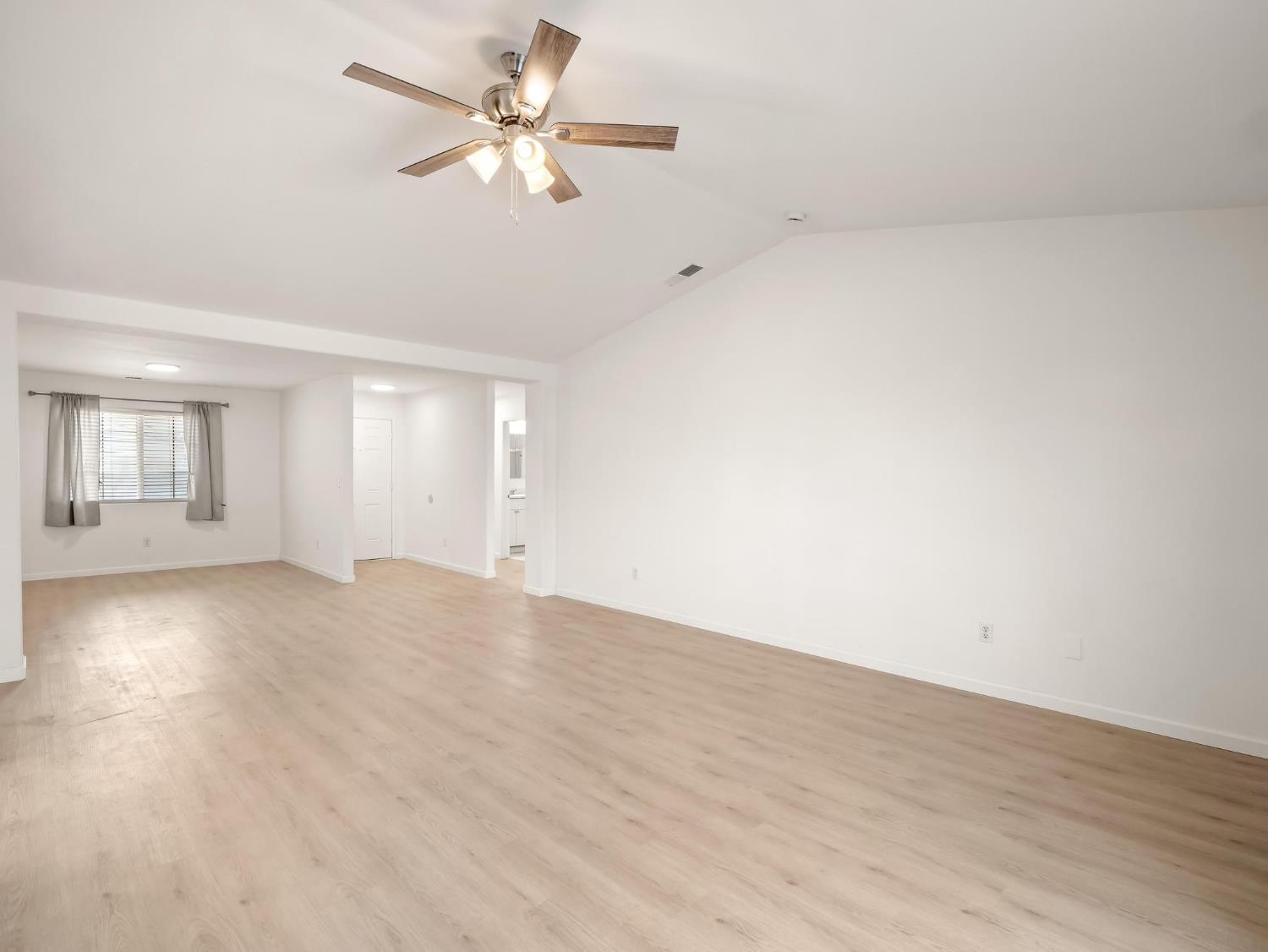 4068 West Weldon Avenue Fresno, CA 93722 - Photo 8 of 33