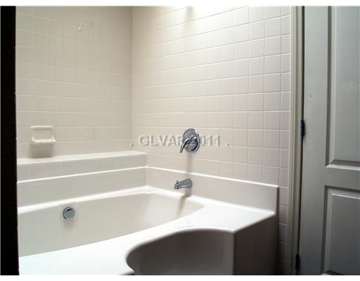 3145 East Flamingo Road, Unit 2046 Las Vegas, NV 89121 - Photo 9 of 15 Master Bath/Spa.