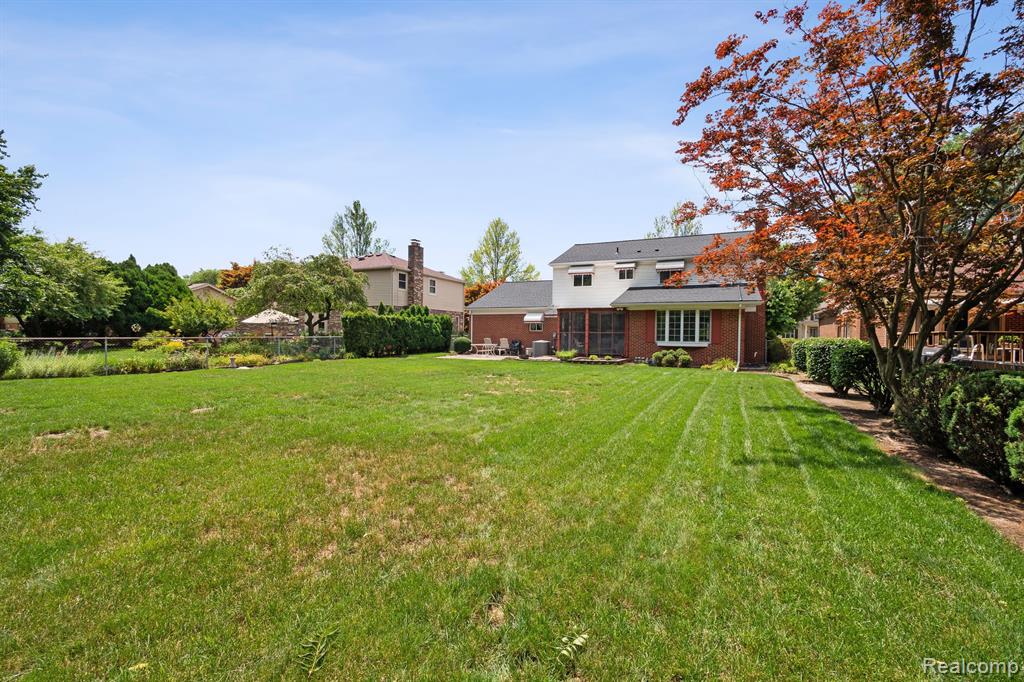 15168 Riverside Street Livonia, MI 48154 - Photo 5 of 70