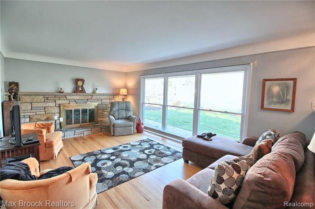 28379 New Castle Road Farmington Hills, MI 48331 - Photo 4 of 24