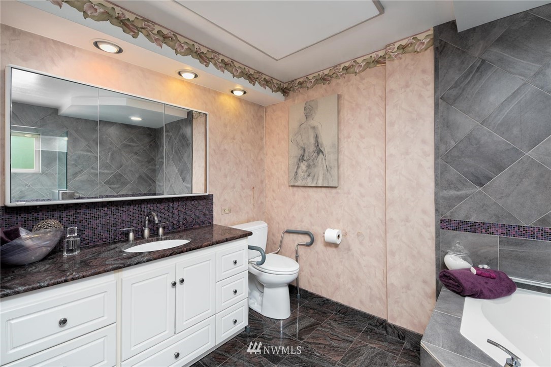 7817 South Sunnycrest Road Seattle, WA 98178 - Photo 19 of 38