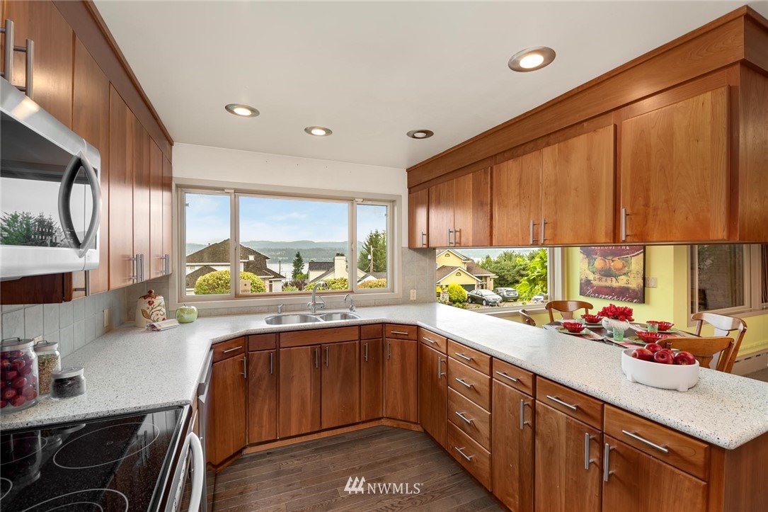 7817 South Sunnycrest Road Seattle, WA 98178 - Photo 9 of 38