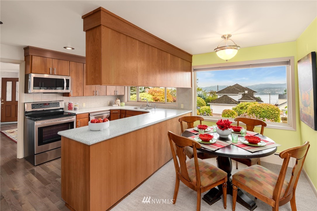 7817 South Sunnycrest Road Seattle, WA 98178 - Photo 10 of 38