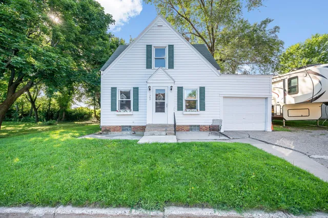 $109,900 | 1365 Oak Beach Drive, Fairmont, MN 56031