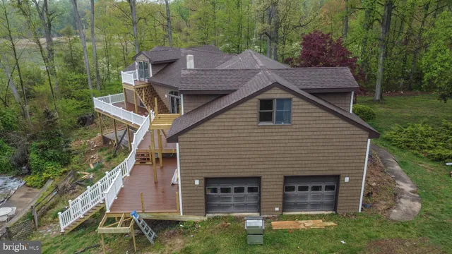 a view of a back yard of the house