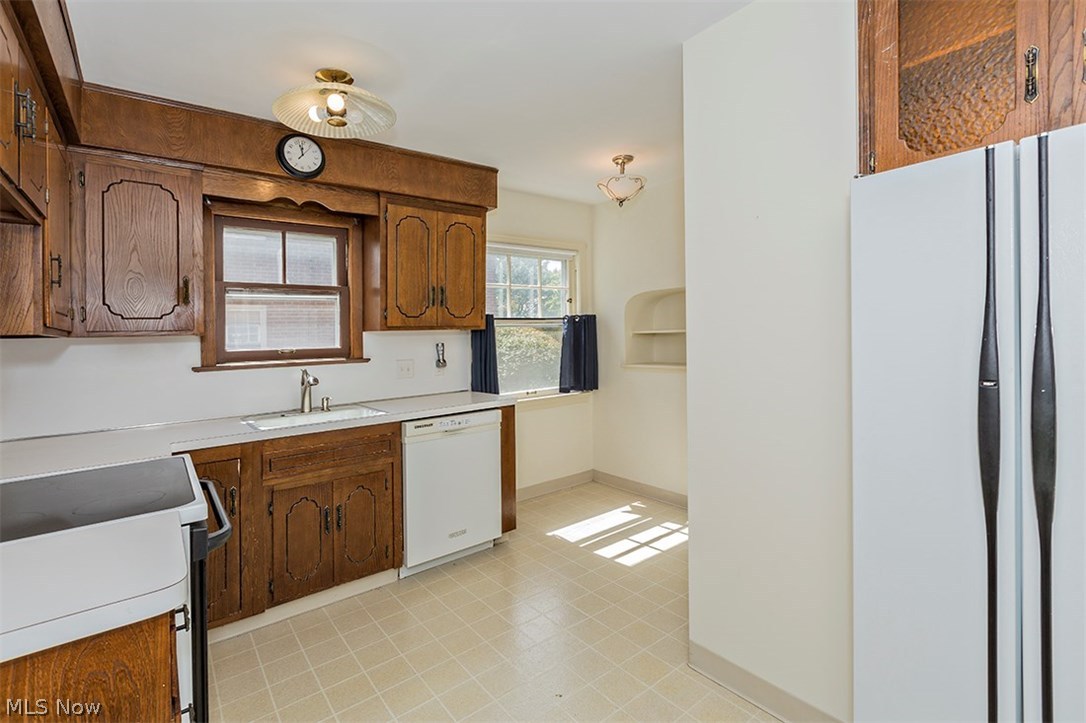 2355 Ashurst Road Cleveland, OH 44118 - Photo 10 of 35