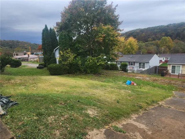 a view of a house with a back yard
