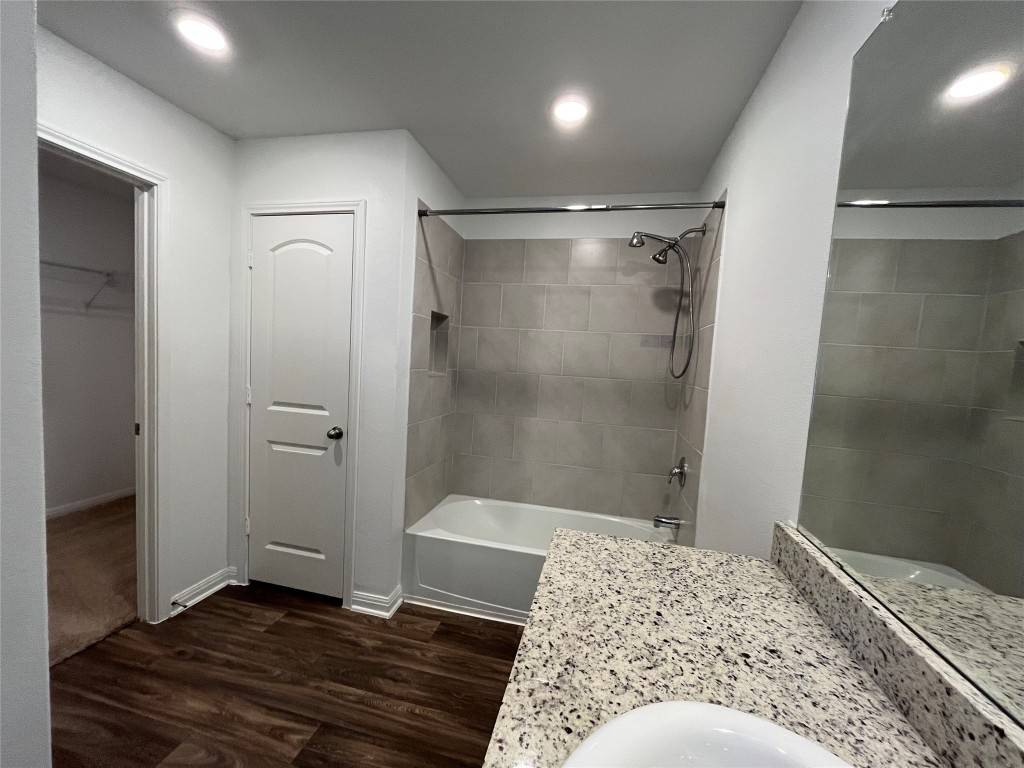 14125 Prospector Way Elgin, TX 78621 - Photo 9 of 16 Primary bathroom