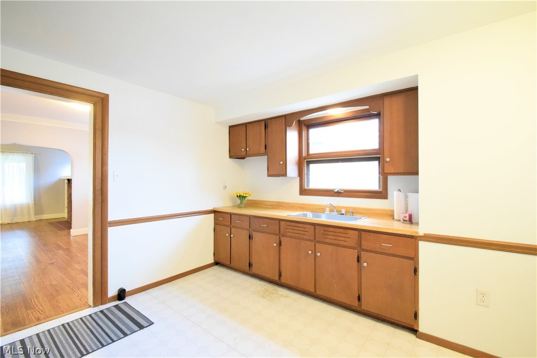 8602 West Moreland Road Parma, OH 44129 - Photo 4 of 32 Gallery Image 4