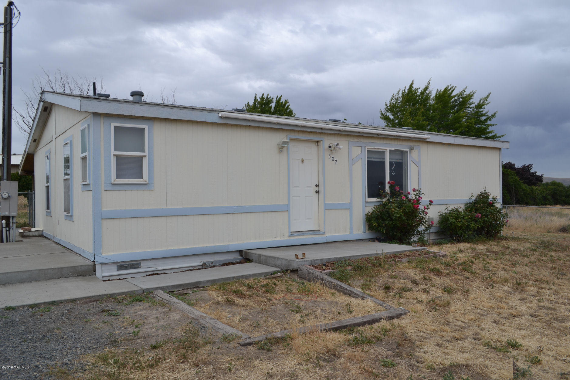 307 Prairie Road Moxee, WA 98936 - Photo 1 of 9 a view of a house with backyard