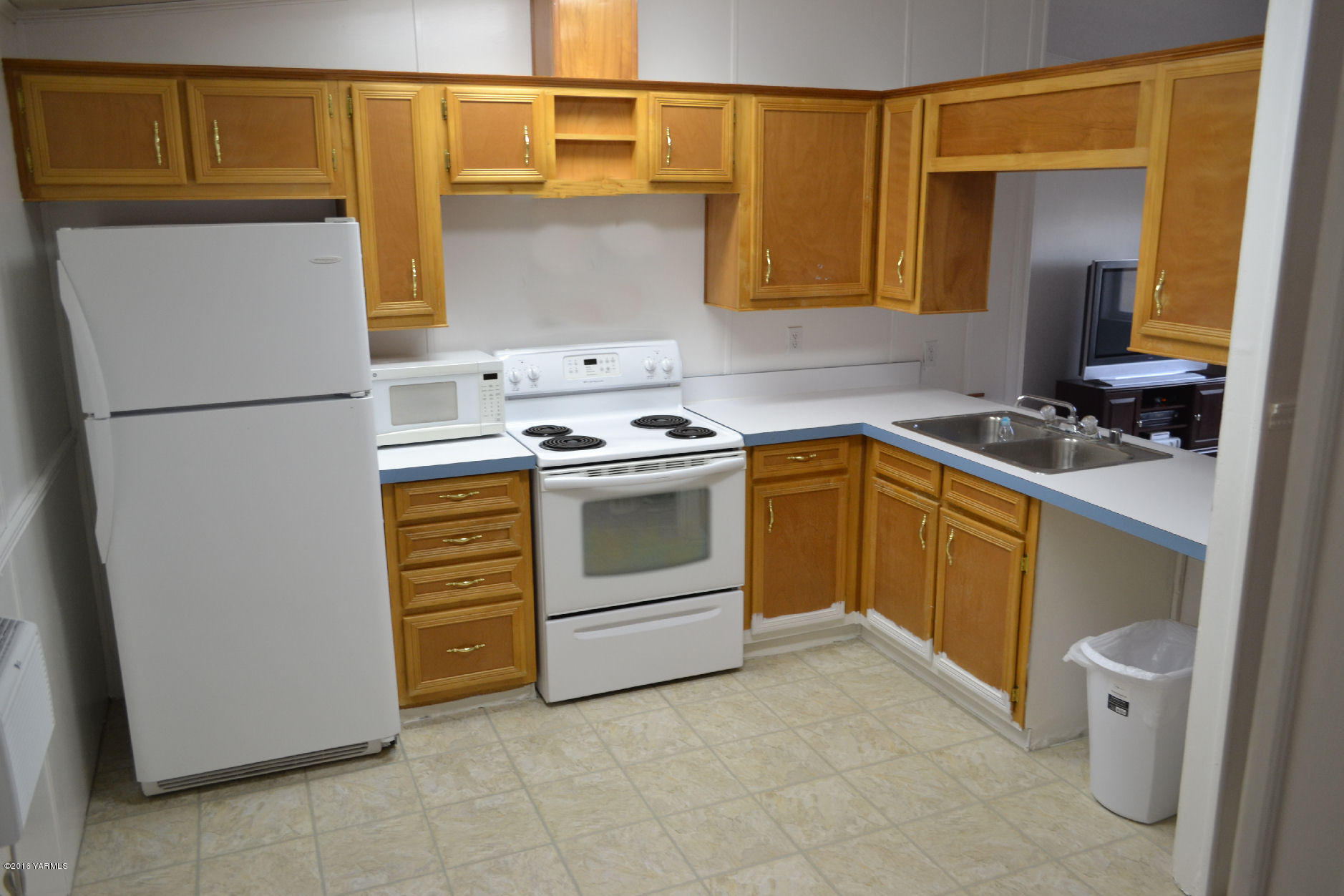 307 Prairie Road Moxee, WA 98936 - Photo 3 of 9 a kitchen with a stove sink and cabinets