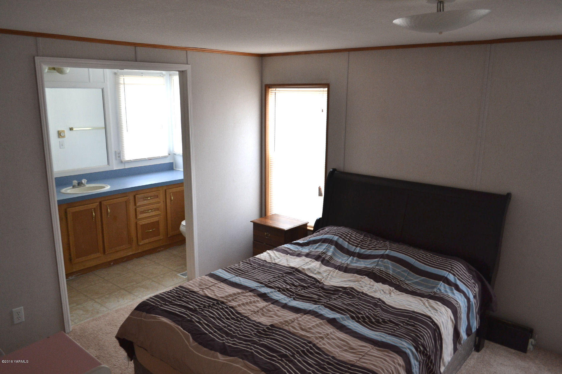 307 Prairie Road Moxee, WA 98936 - Photo 7 of 9 a bedroom with a bed and a window