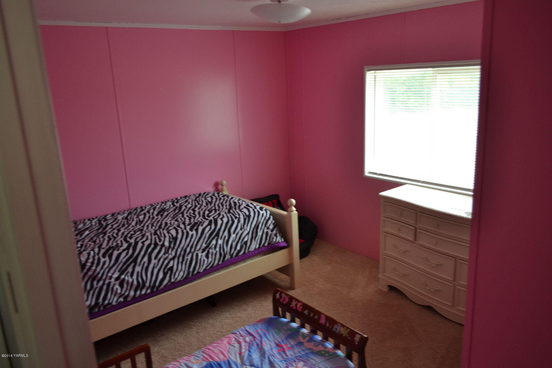 307 Prairie Road Moxee, WA 98936 - Photo 8 of 9 a bed sitting in a bedroom next to a window