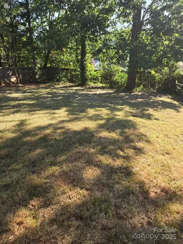 a view of a yard with a house