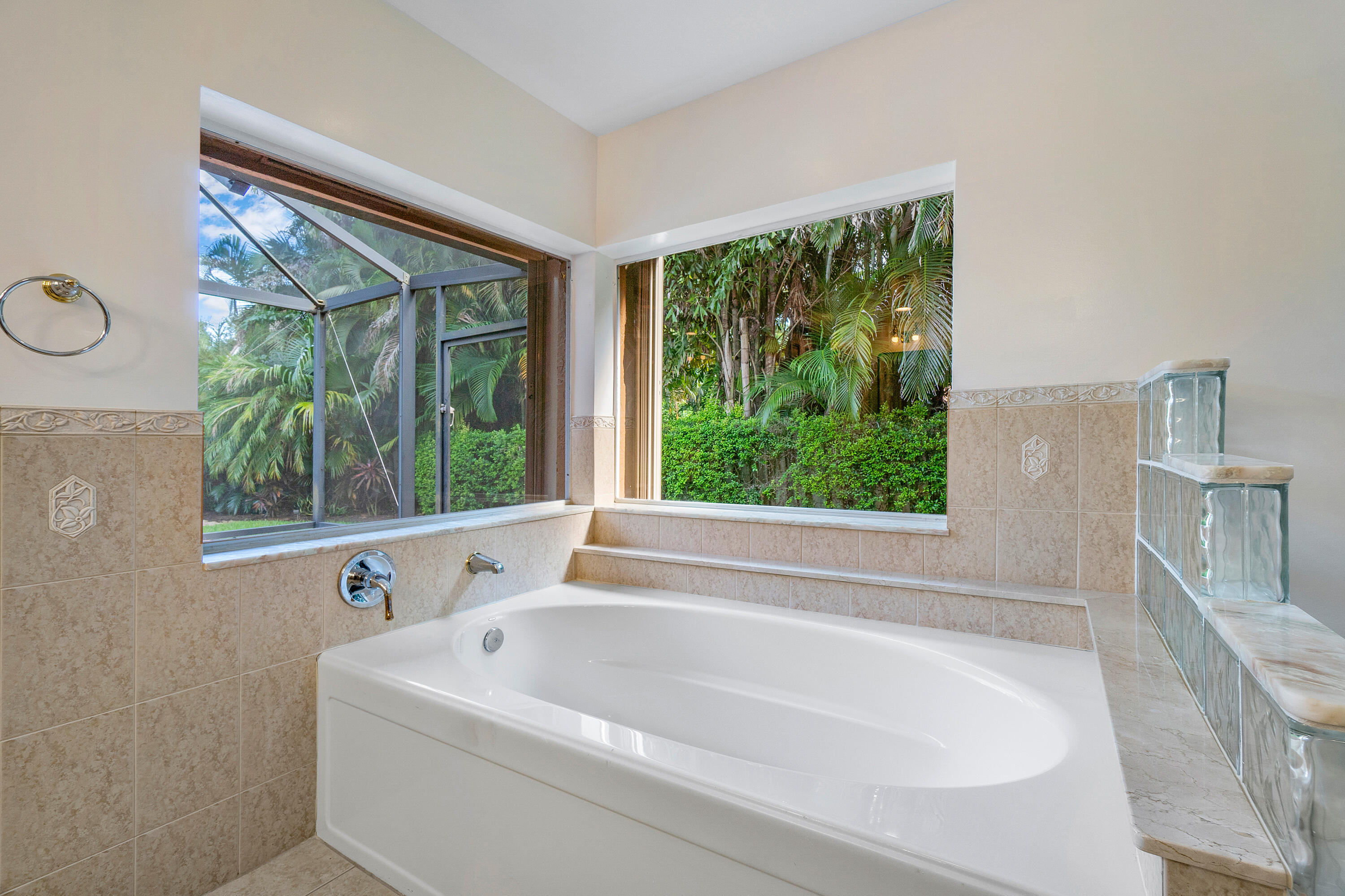 2305 Rabbit Hollowe Circle Delray Beach, FL 33445 - Photo 14 of 47 Owner's En Suite