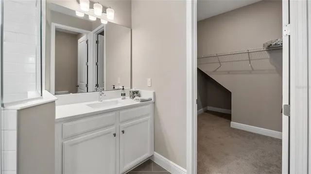 a en suite bathroom with a sink and a mirror