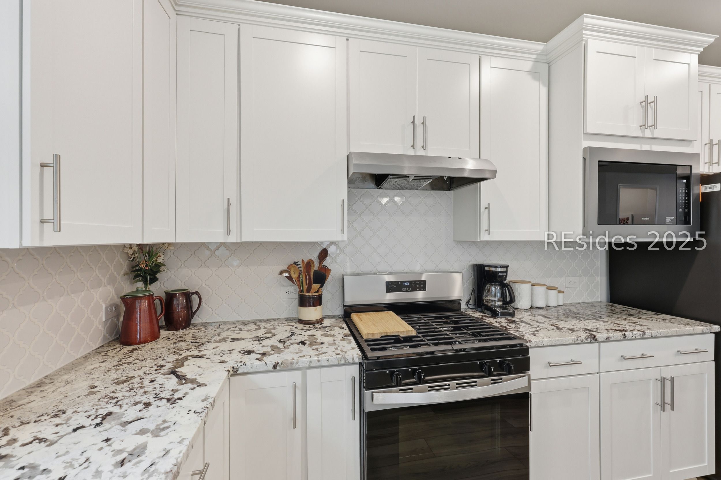 814 Aurora Way Hardeeville, SC 29936 - Photo 2 of 35 Upgraded Kitchen w Gas Range, Stainless Appliances