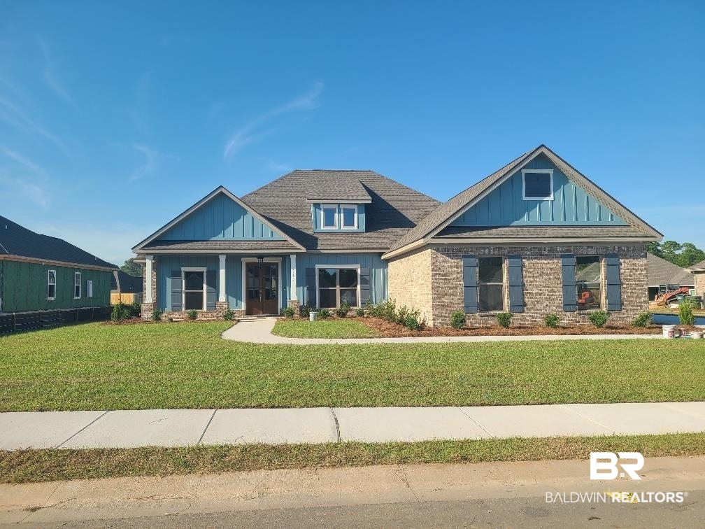 Craftsman house featuring a front lawn