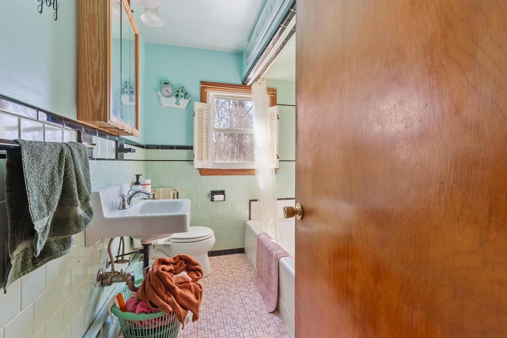 38 Garnet Street Worcester, MA 01607 - Photo 12 of 21