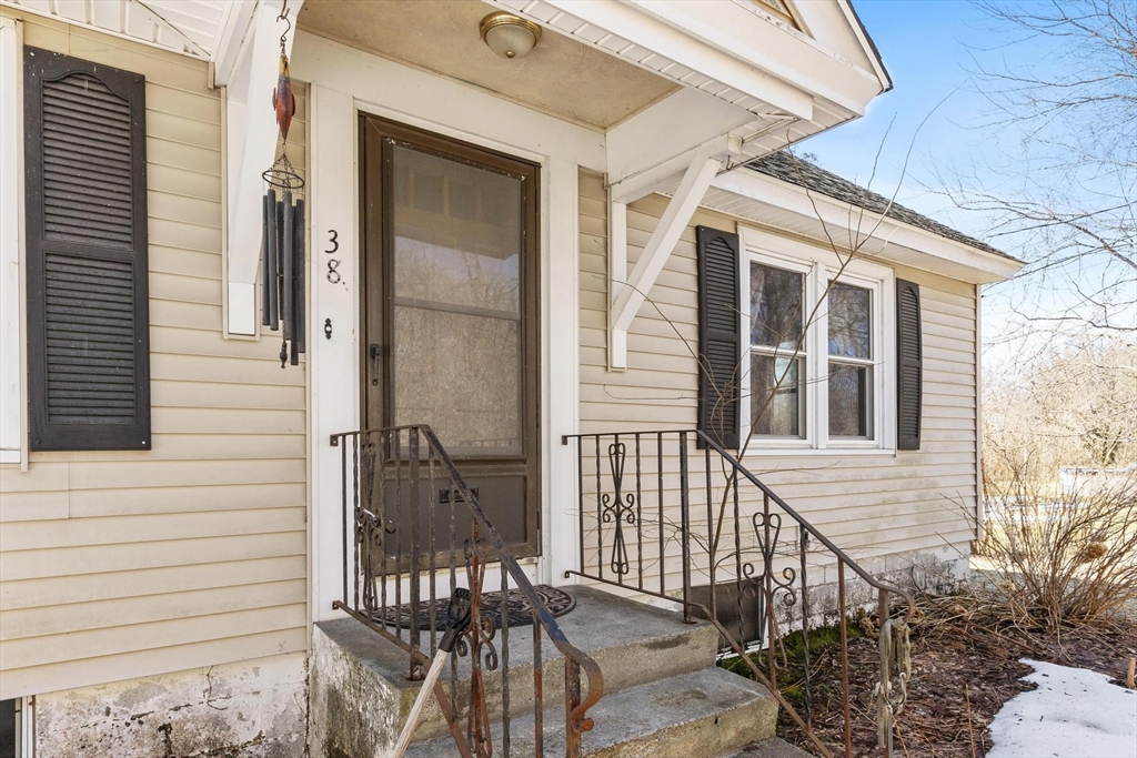 38 Garnet Street Worcester, MA 01607 - Photo 3 of 21