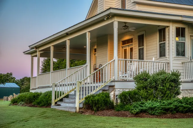 a view of a house with yard and plants