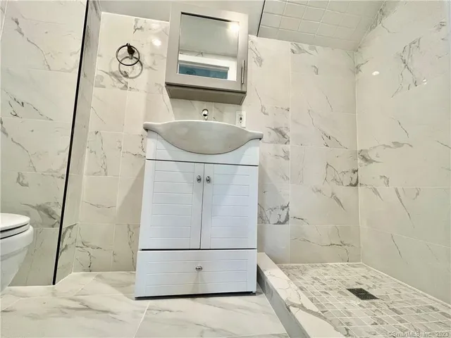 $2,995 | 826 Oldfield Road, Fairfield, CT 06824