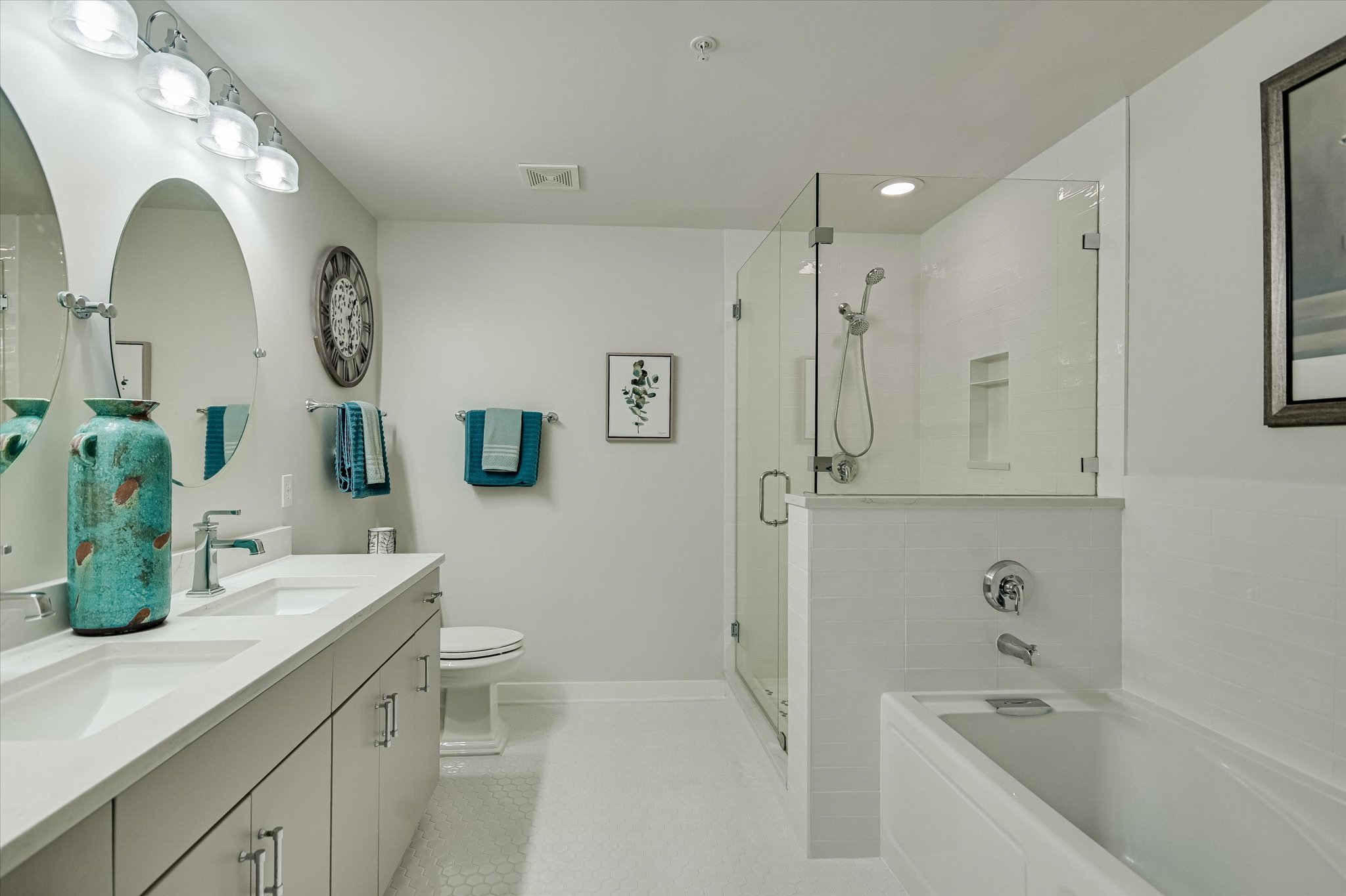 360 Nueces Street, Unit 1405 Austin, TX 78701 - Photo 15 of 40 a bathroom with a tub sink toilet and mirror