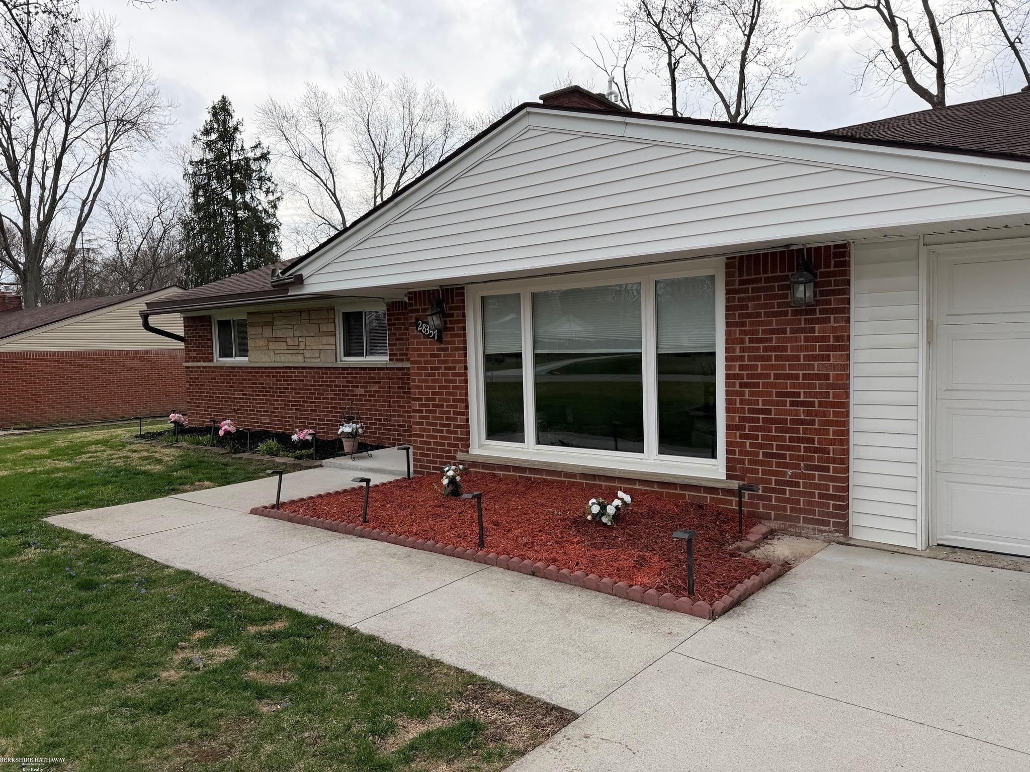 28357 New Castle Road Farmington, MI 48331 - Photo 6 of 46 50203049-9f2c2bdb-d83f-4158-af58-4159b17c5872.JPG