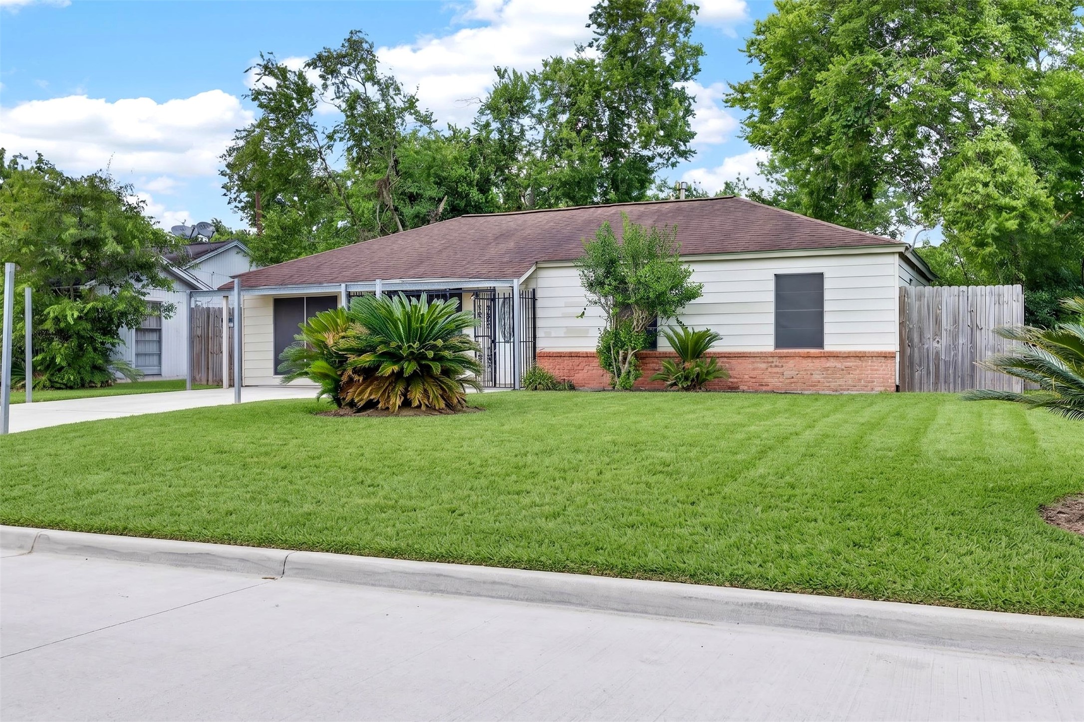 9211 Clearway Drive Houston, TX 77033 - Photo 3 of 34