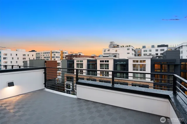 $999,900 | 222 B 10th Avenue East, Seattle, WA 98102