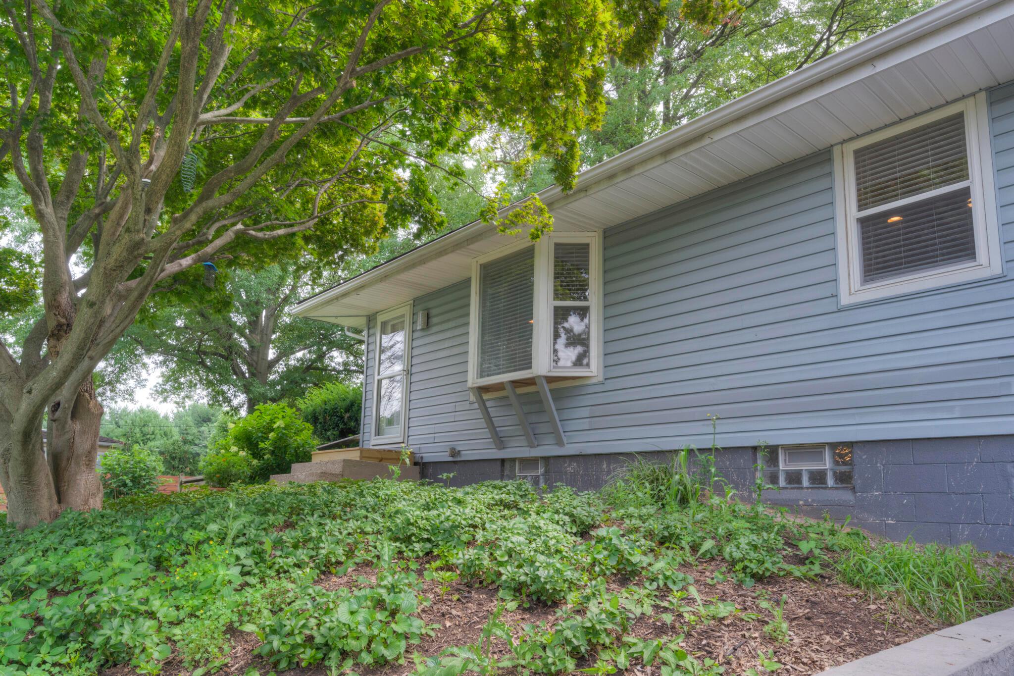 3225 Cross Keys Road Columbus, OH 43232 - Photo 5 of 41 Bump out bay window looks at the maple tree