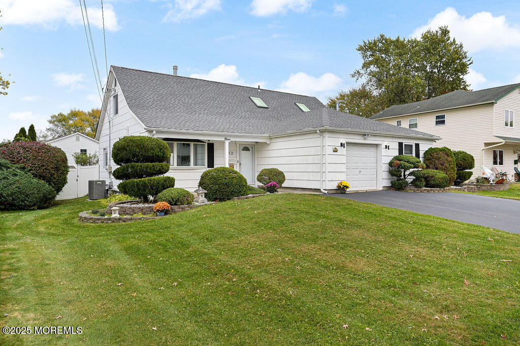 a view of a house with backyard and garden