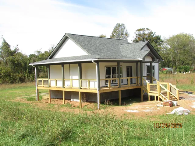 a view of a yard with a house