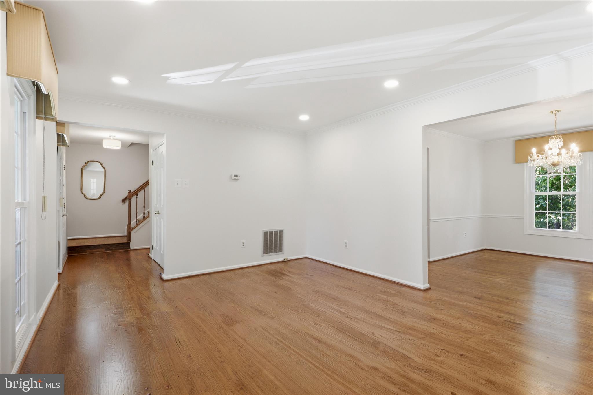 8615 Aqueduct Road Potomac, MD 20854 - Photo 6 of 57 HDWD floor in living room