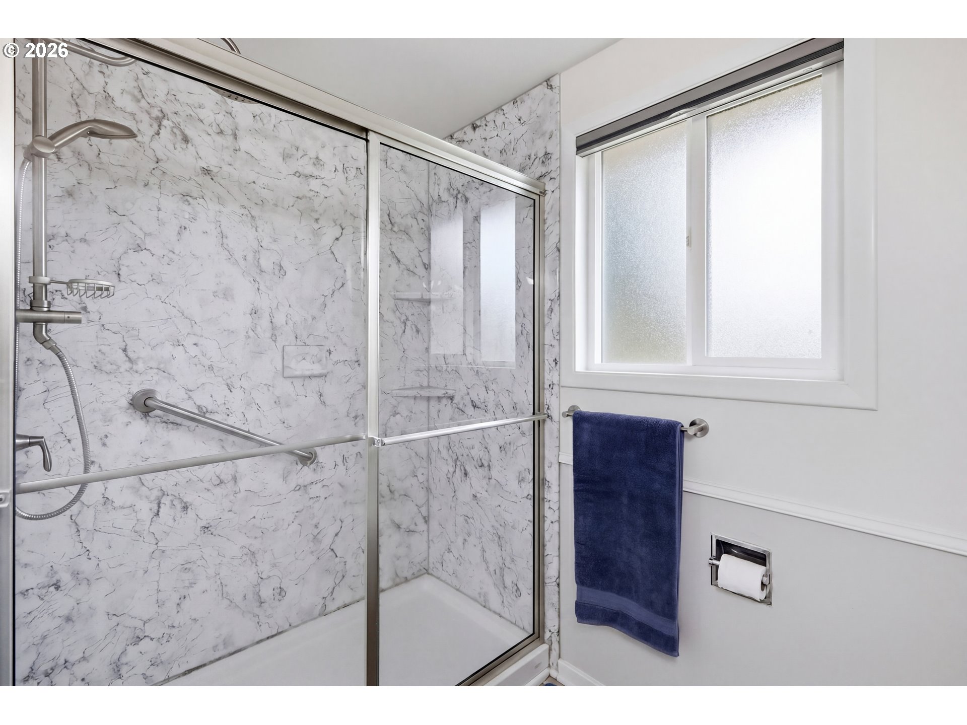 1125 Delrose Drive Springfield, OR 97477 - Photo 18 of 35 a bathroom with a shower and a mirror