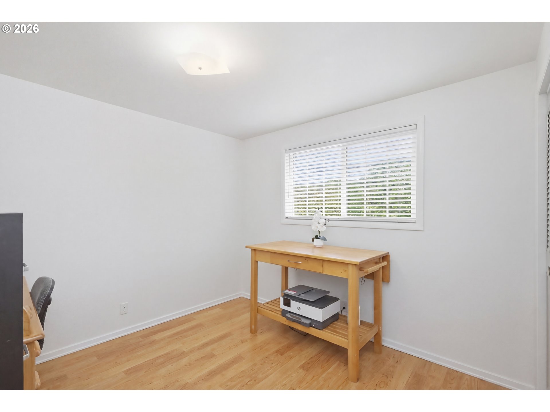 1125 Delrose Drive Springfield, OR 97477 - Photo 19 of 35 a room with furniture and a window